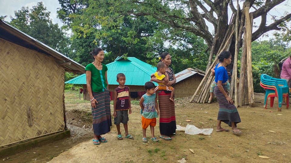 লক্ষণ্যা পাড়ায় স্কুল না থাকায় নিরক্ষর থেকে যাচ্ছে শিশুরা