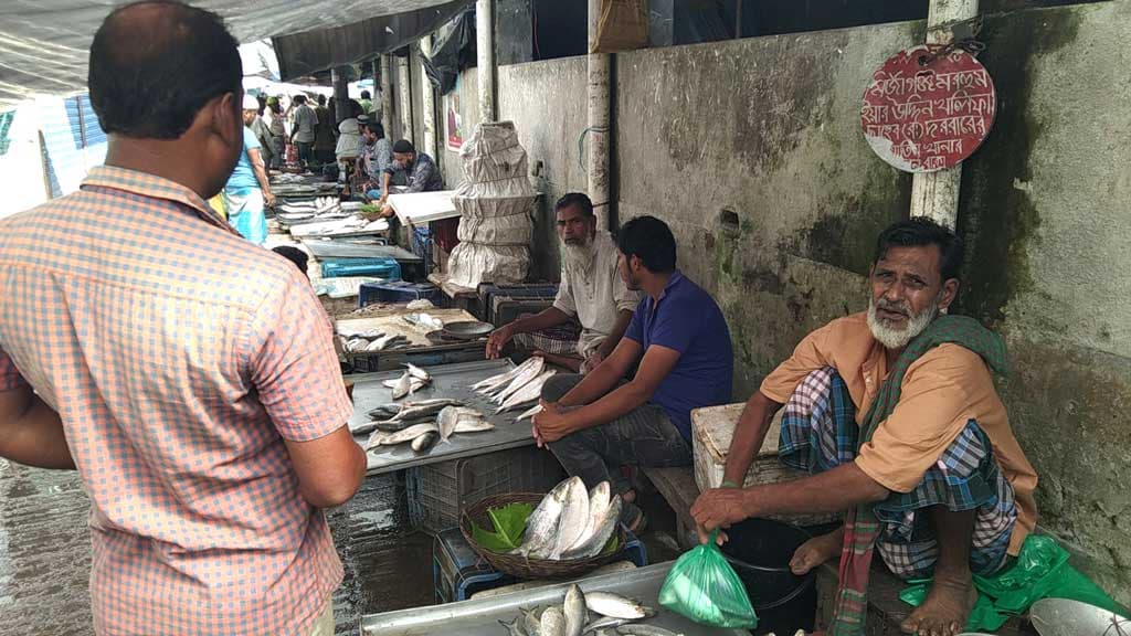 ‘গাঙ্গে এহন দুই এউক্কা ইলিশ ওডে’