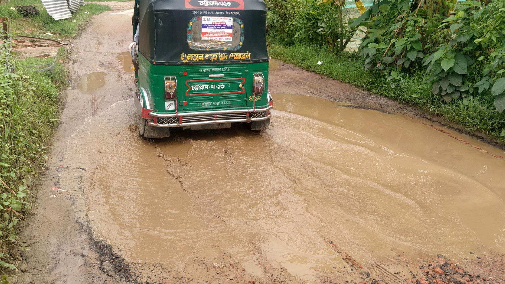 সংস্কার কাজ না হওয়ায় তজম্বুল আলী সড়কের বেহাল দশা