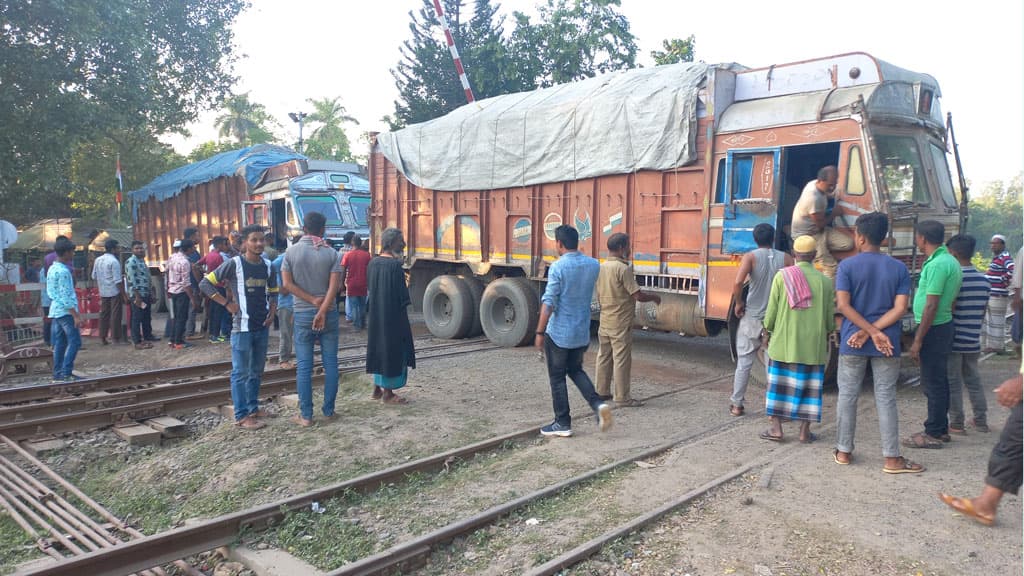 রেললাইনে বিকল ভারতীয় ট্রাক, অল্পে রক্ষা মিতালি এক্সপ্রেস