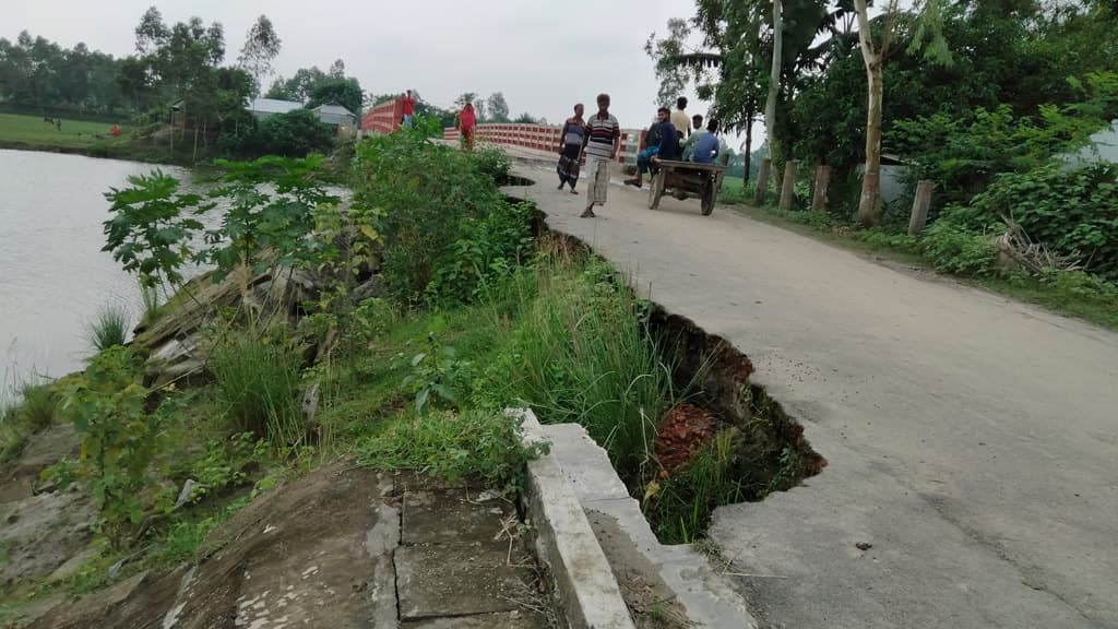 সড়ক বেহাল, চলাচলে ভোগান্তি