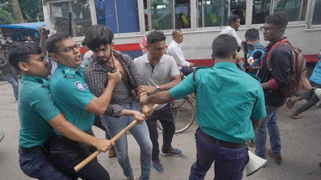 এইচএসসি পরীক্ষার্থীদের আন্দোলন: শাহবাগ থেকে ৬ শিক্ষার্থীকে আটকের অভিযোগ 