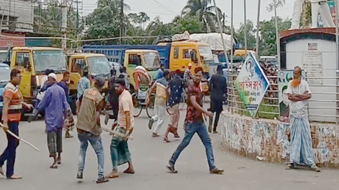 মুখোমুখি ট্রাকশ্রমিকদের দুই গ্রুপ, অনির্দিষ্টকালের কর্মবিরতি