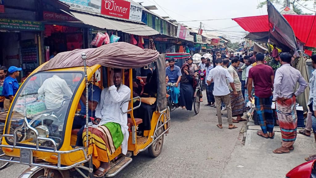 কোটালীপাড়ায় ফুটপাত দখল করে ব্যবসা-বাণিজ্য