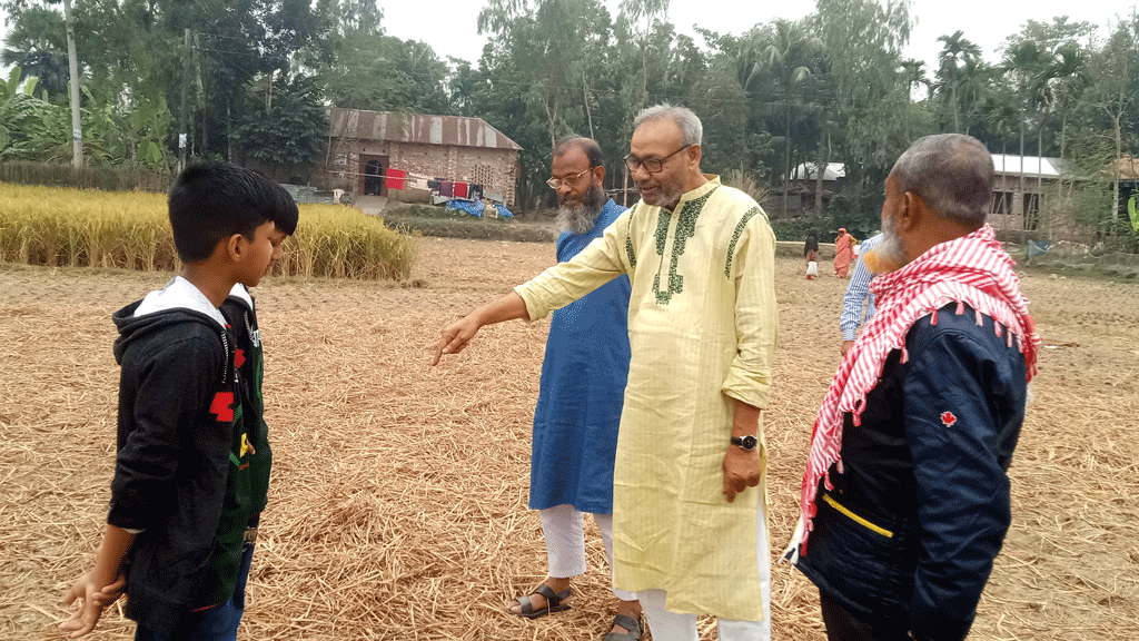 যুদ্ধস্থলে শহীদ দাদার  বীরত্বের গল্প শুনল নাতিরা