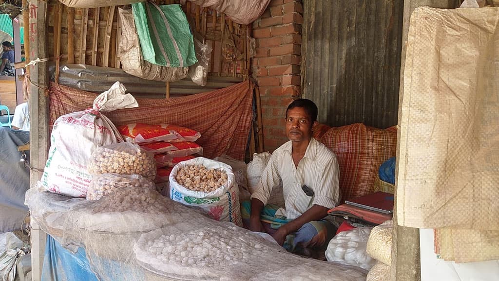 নির্বাচনকে ঘিরে খুরমা ব্যবসায়ীদের ব্যস্ততা