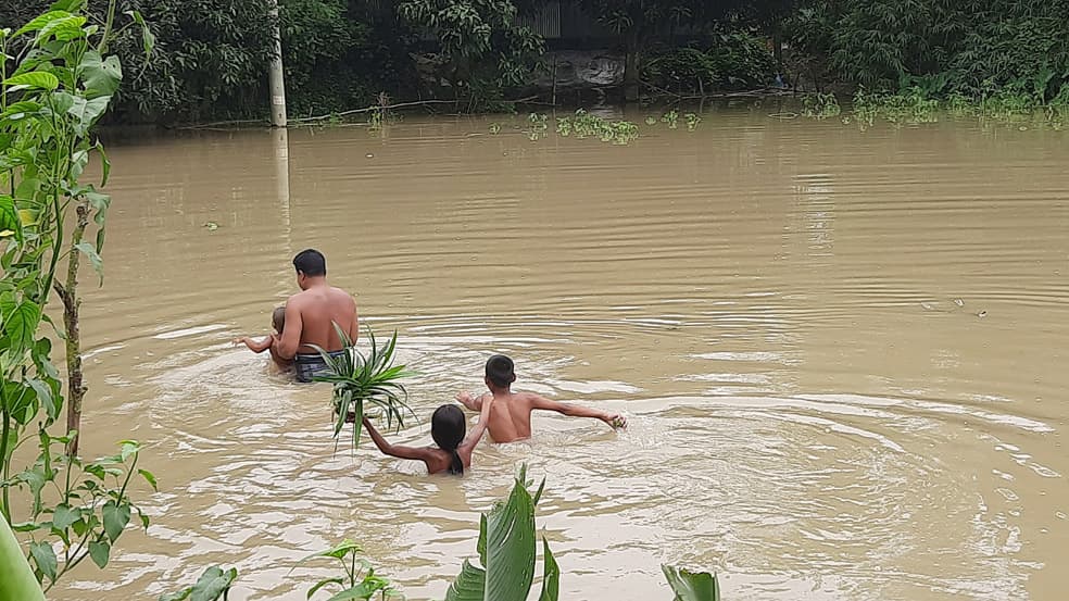 রৌমারীতে বন্যায় ৮০ গ্রাম প্লাবিত, গৃহবন্দী লাখের বেশি মানুষ