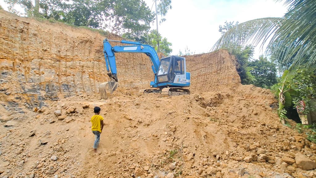 হবিগঞ্জের নবীগঞ্জ রাতে পাহাড় কেটে সাবাড়