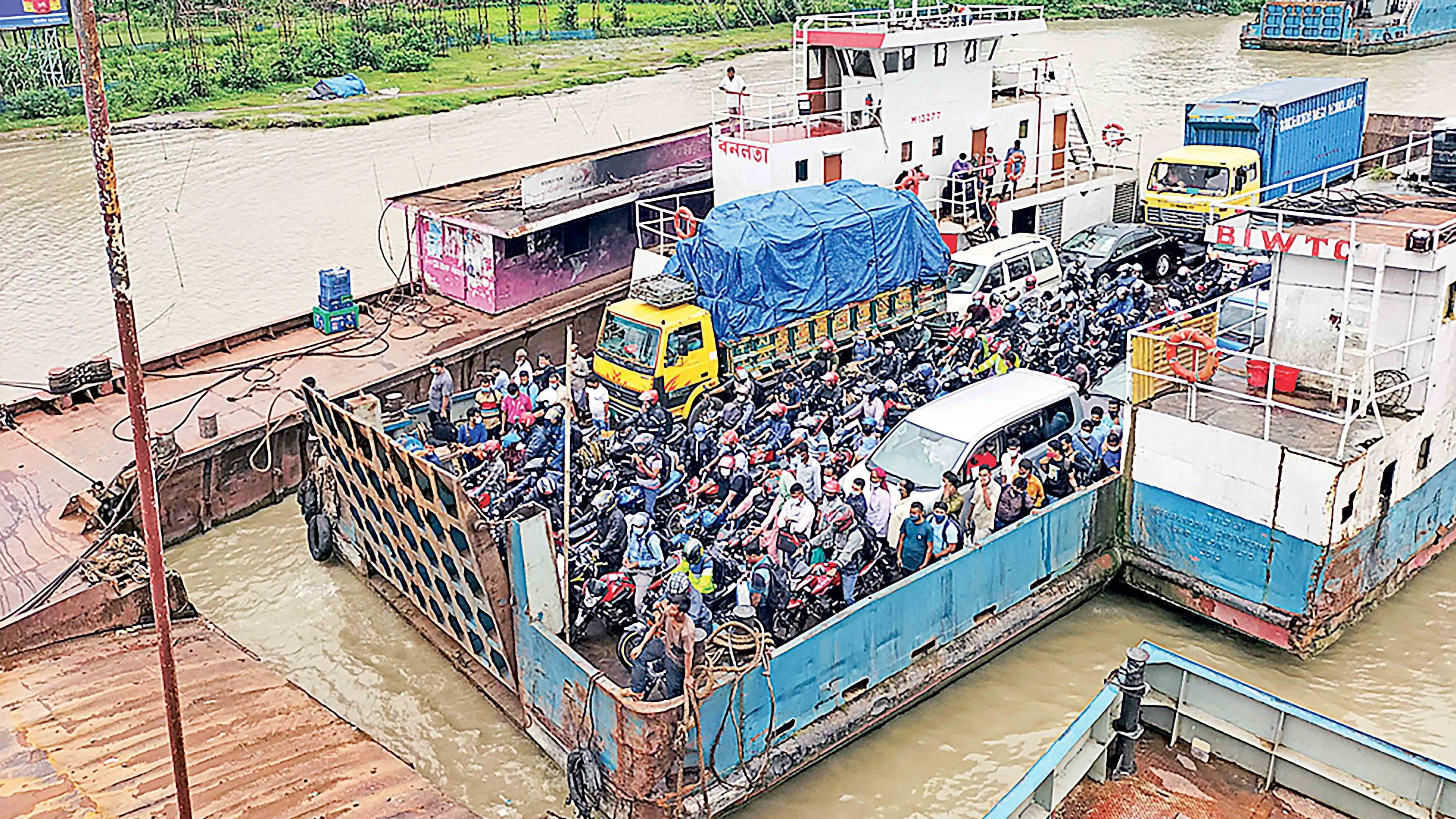 ‘অফিসে না গেলে চাকরি থাকবে না’