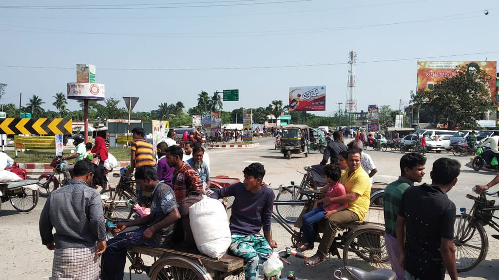 পরিবহন ধর্মঘটে দুর্ভোগে যাত্রীরা