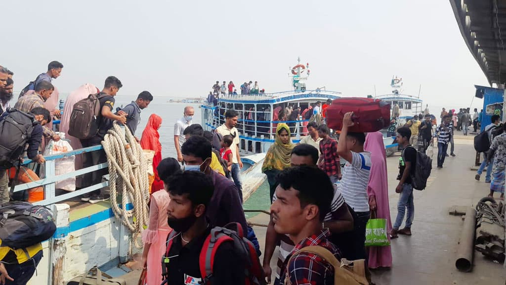 লঞ্চে ধারণ ক্ষমতার বেশি যাত্রী বহন, কর্তৃপক্ষ বলছে ঈদের মধ্যে স্বাভাবিক