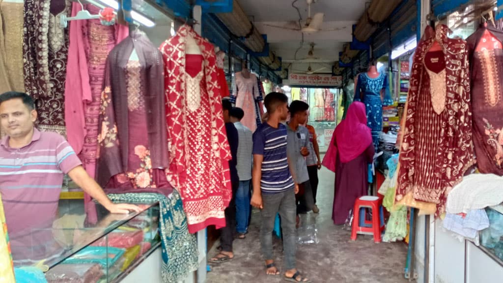 শেষ মুহূর্তে এসে ক্রেতাশূন্য গাংনীর ঈদের বাজার