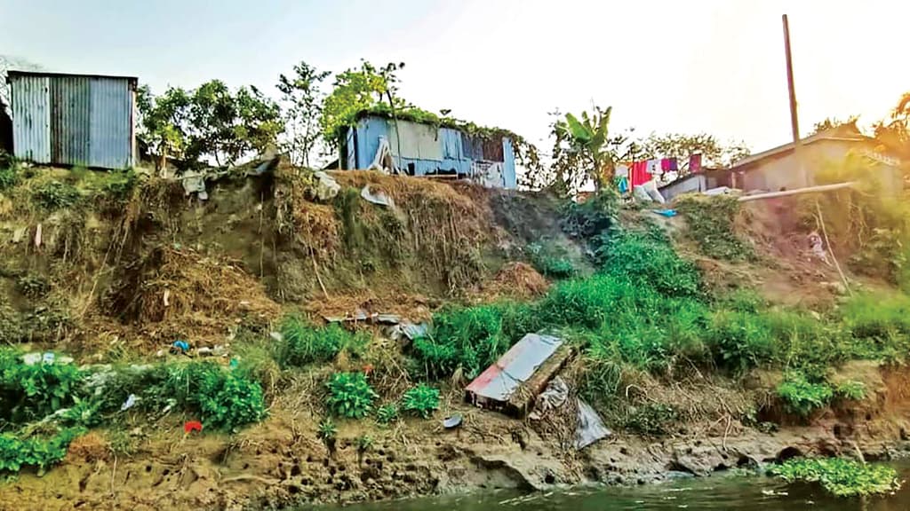 বিলীনের শঙ্কায় ১৫ বসতবাড়ি