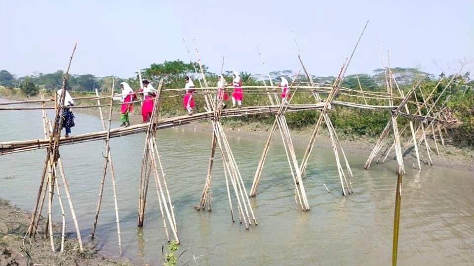 দুই গ্রামের মানুষের ভরসা একটি বাঁশের সাঁকো