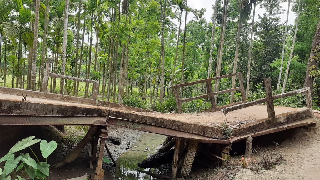 ভাঙা কালভার্ট যেন মরণফাঁদ