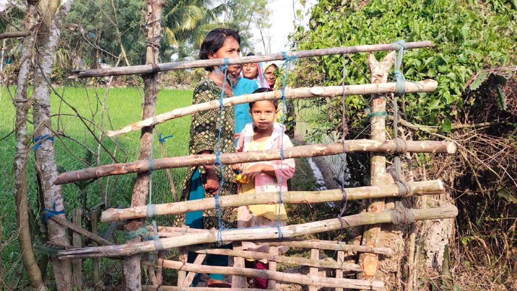 রাস্তায় বাঁশের বেড়া, ১৫ দিন ধরে অবরুদ্ধ তিন পরিবার