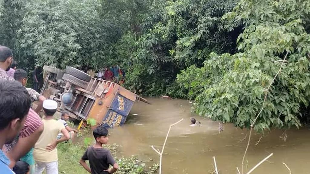 ইটবোঝাই ট্রাক নিয়ন্ত্রণ হারিয়ে খাদে, নিহত ২ 