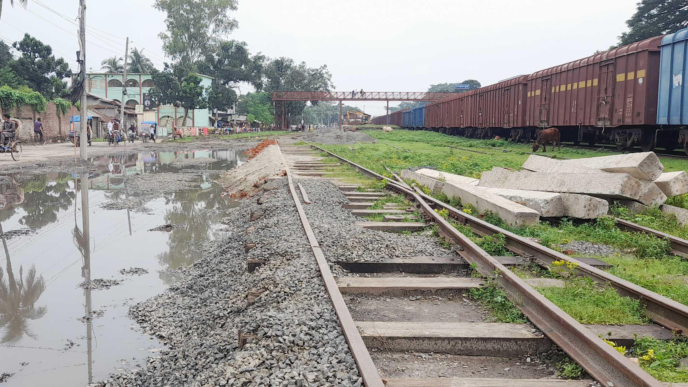 পণ্য খালাসের কারণে ক্ষতিগ্রস্ত রেলওয়ের লুপ লাইন, বড় ধরনের দুর্ঘটনার আশঙ্কা