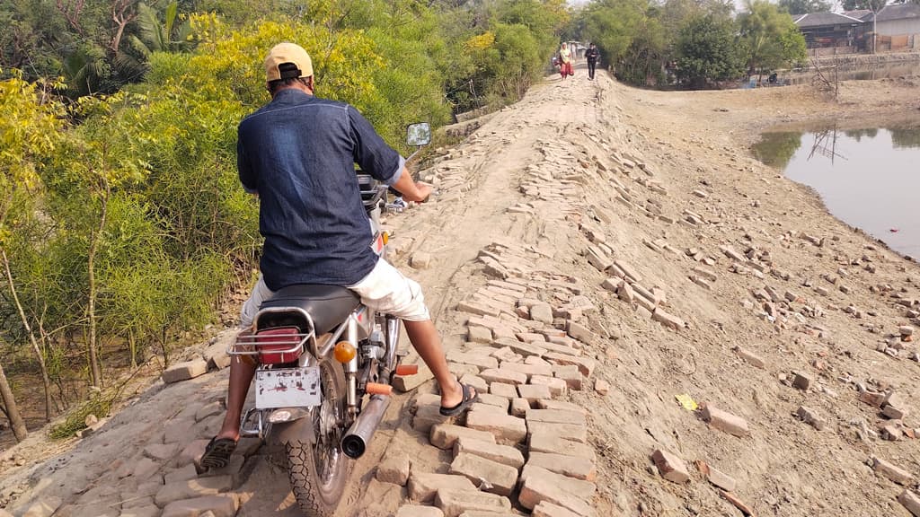 ইট উঠে গেছে ৪ কিমি সড়কের, ভোগান্তি