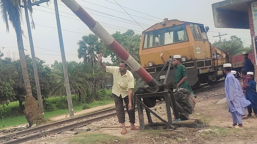 রেলক্রসিংয়ে মাদ্রাসাছাত্রদের চিৎকারে রক্ষা পেল প্রাণ