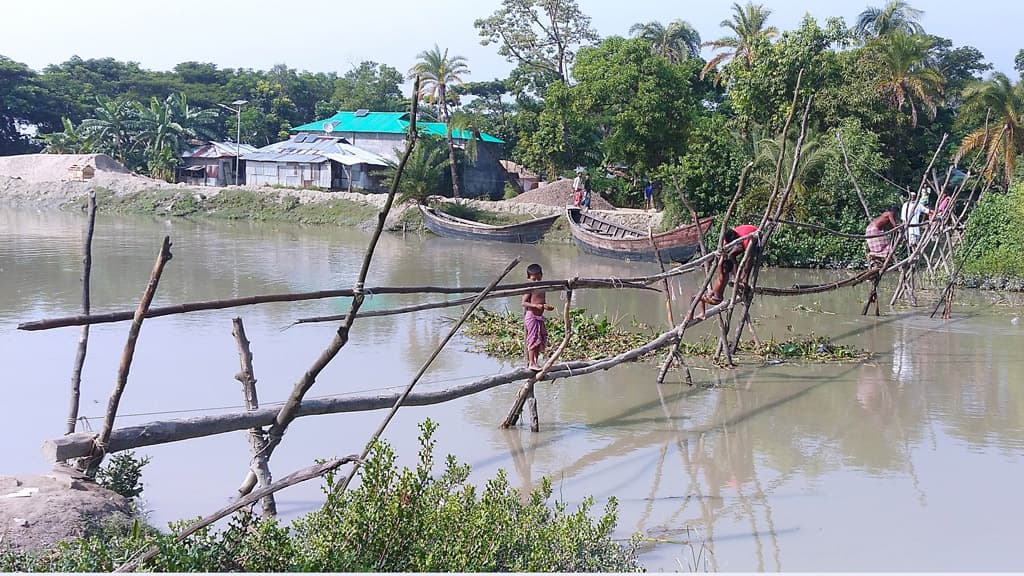 সাঁকোতেই ভরসা ২ গ্রামবাসীর