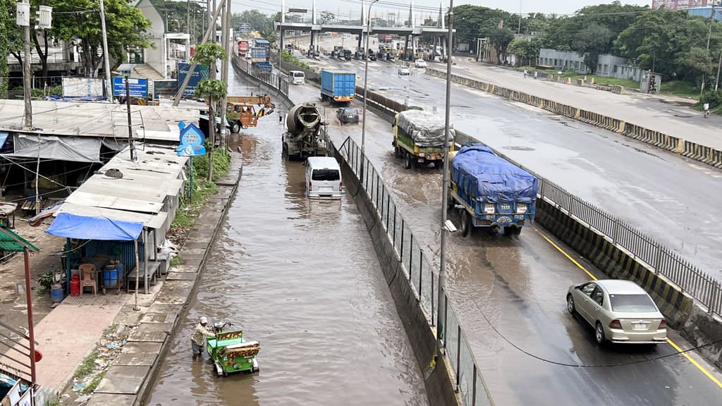 অল্প বৃষ্টিতেই টোল প্লাজায় হাঁটুপানি