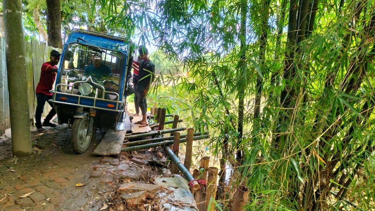 সড়কে ধস, ঝুঁকি নিয়ে চলাচল