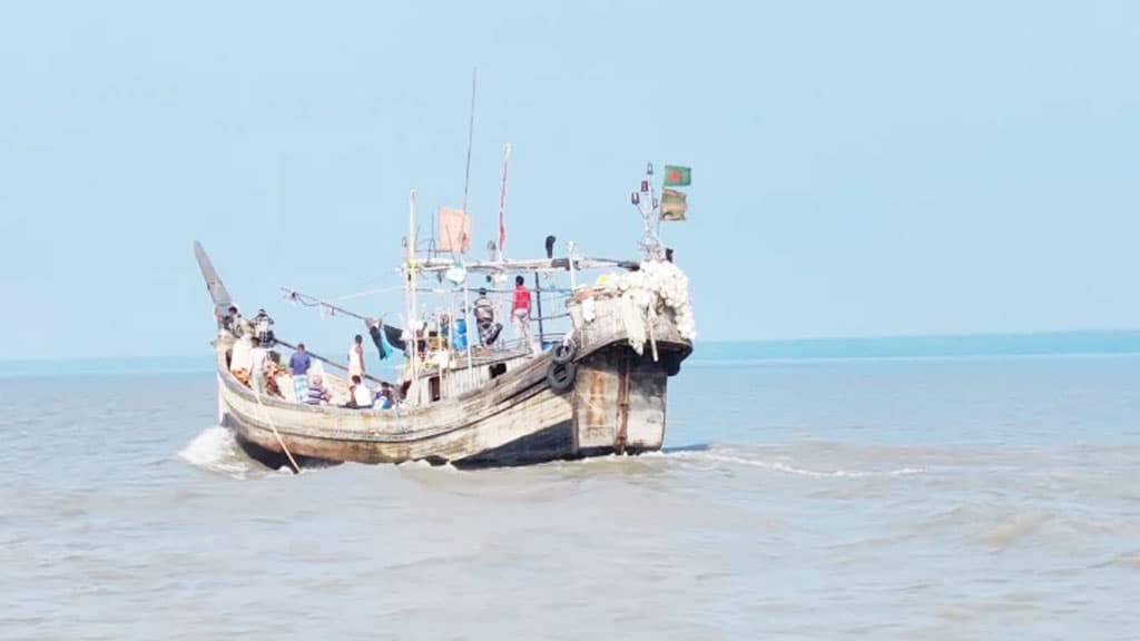 বঙ্গোপসাগরে ট্রলার ডাকাতির ঘটনায় মামলা, এখনো নিখোঁজ ৫ জেলে