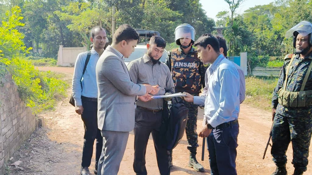 ৫ লাখ টাকাসহ ঈগলের সমর্থক আটক, উল্টো ম্যাজিস্ট্রেটকে ঘুষের প্রস্তাব 