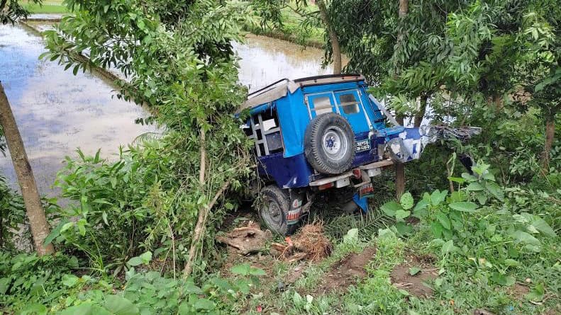 চকরিয়ায় বাসের ধাক্কায় চান্দেরগাড়ী খাদে, নিহত ২