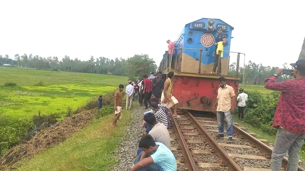 উল্লাপাড়ায় ট্রেনের ইঞ্জিন বিকল, ৩ ঘণ্টা পর ট্রেন চলাচল স্বাভাবিক