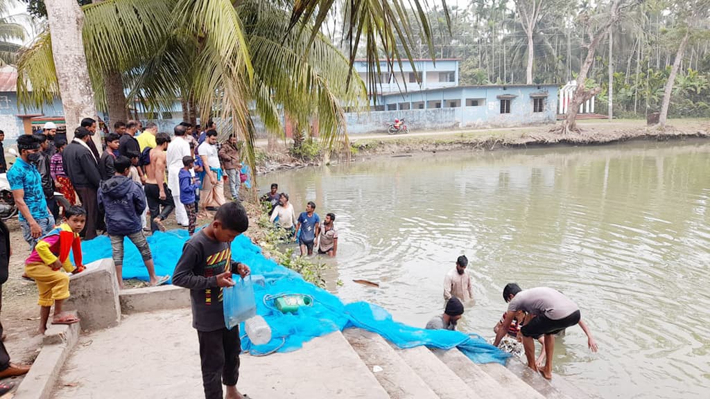 রাজাপুরে দিঘির লিজ বহালের দাবিতে মামলা, মাছ শিকার বন্ধ করল পুলিশ 