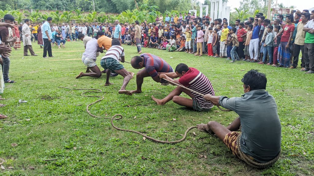 ফুলবাড়ীতে ঈদ-উত্তর আনন্দ আয়োজনে রশি টানা প্রতিযোগিতা