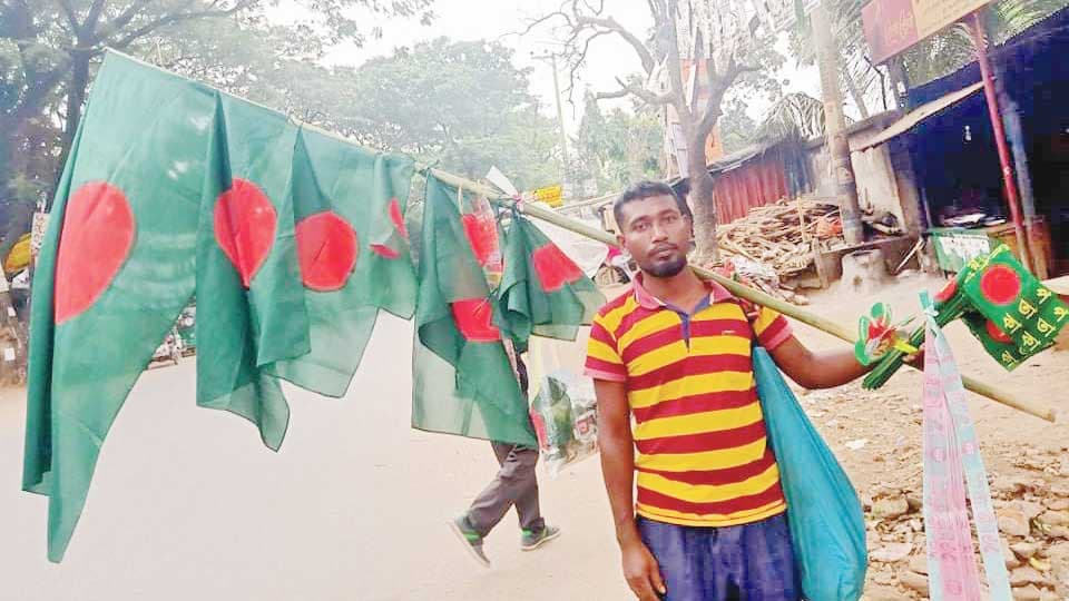 ডিসেম্বর এলেই পতাকা বিক্রি করেন হেলাল