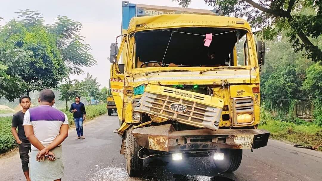 যাত্রীবাহী বাসের পেছনে কাভার্ড ভ্যানের ধাক্কায় চালক নিহত, আহত ১০