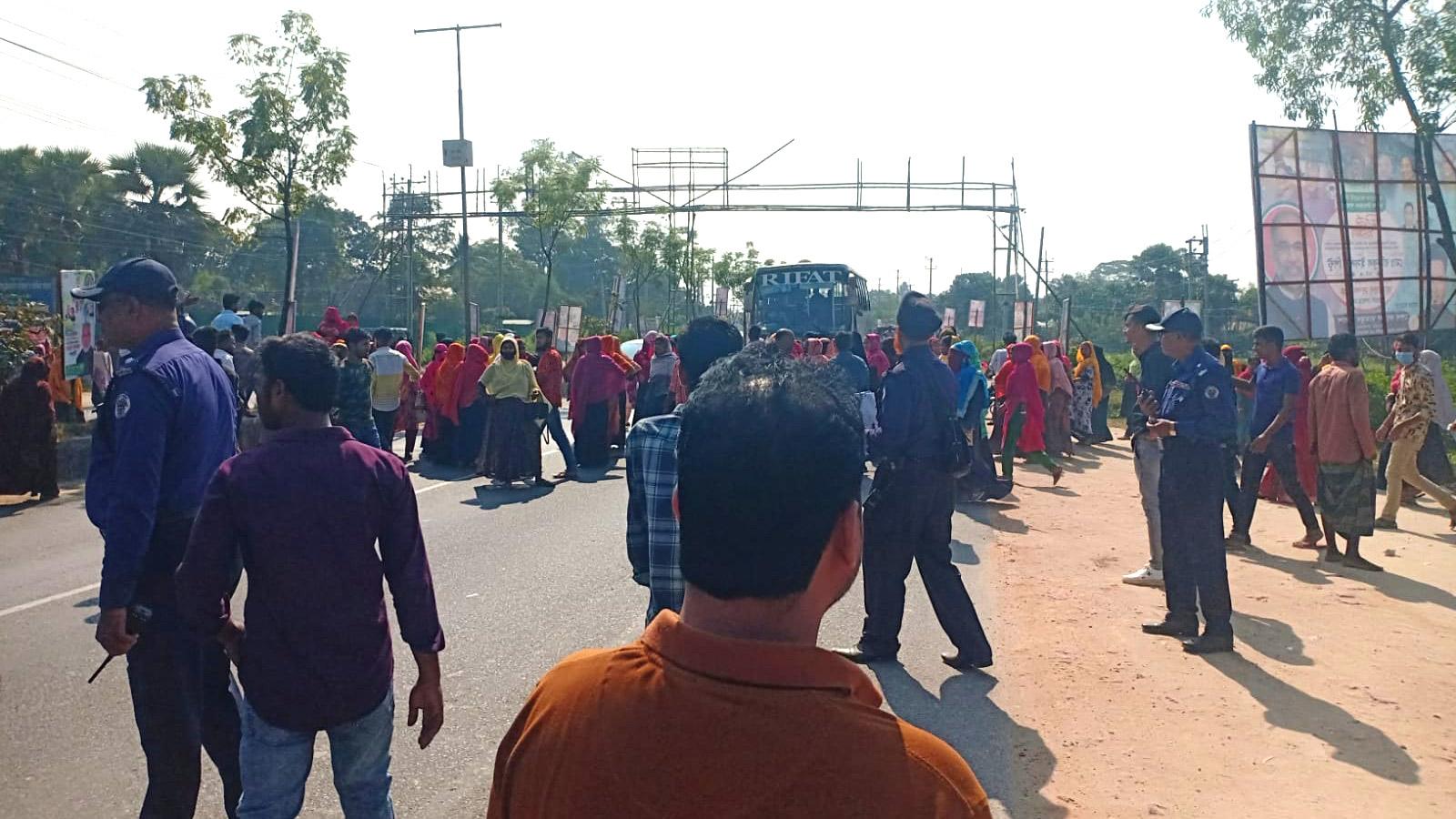 বকেয়া বেতনের দাবিতে সড়ক অবরোধ, বিক্ষোভ