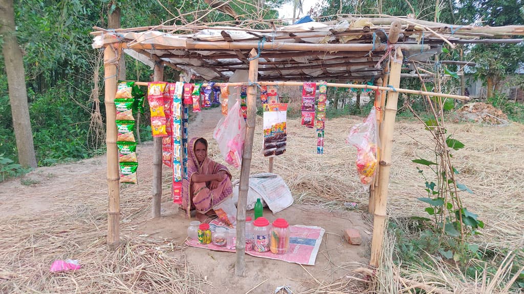 টং দোকানে বেঁচে থাকার লড়াই সত্তরোর্ধ্ব রতন বেগমের