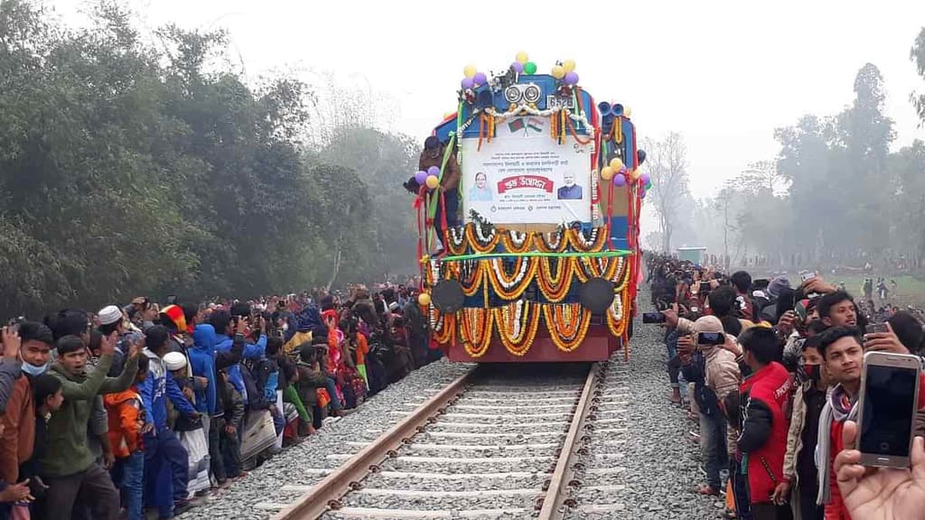 চিলাহাটি স্থলবন্দরে বাণিজ্য  চাঙা, মাসে রাজস্ব কোটি টাকা