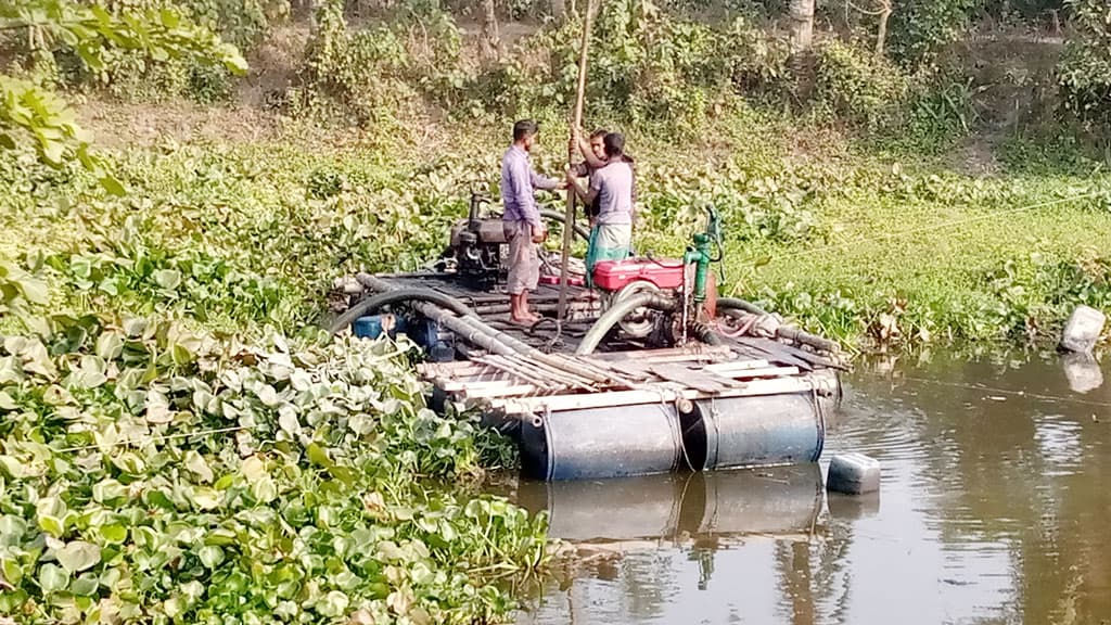 বরাদ্দ ছাড়াই আশ্রয়ণের ঘরে থেকে বালু ভরাট করছেন আরেক প্রকল্পের