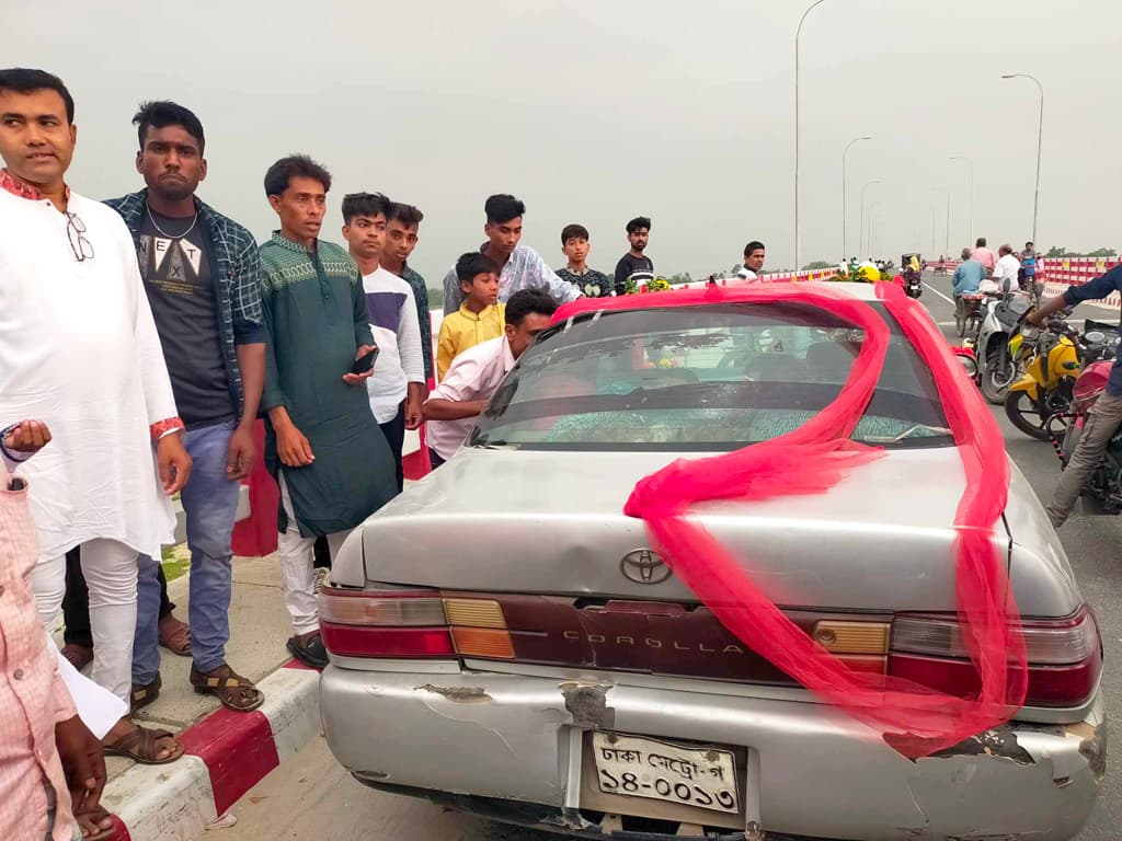 চাঁদার দাবিতে বিয়ের গাড়ি আটকে ভাঙচুর, ৪ যুবক আটক