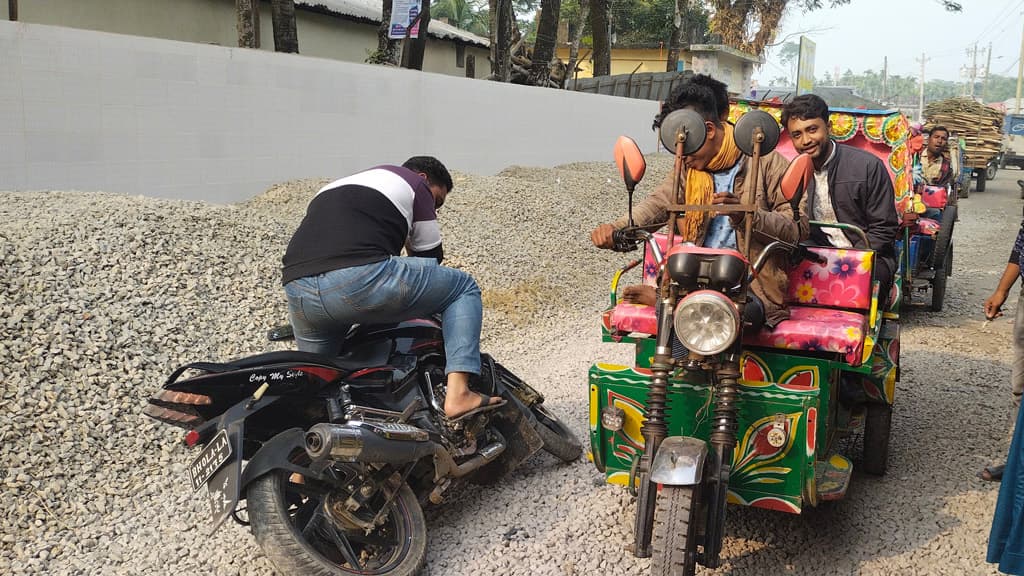 সড়কে নির্মাণসামগ্রীর স্তূপ যানজট, ঘটছে দুর্ঘটনা