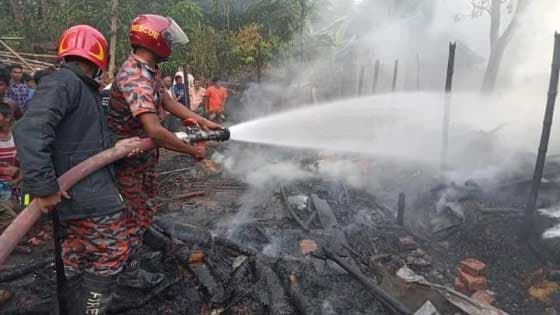 গাংনীতে দুই বাড়িতে অগ্নিকাণ্ড