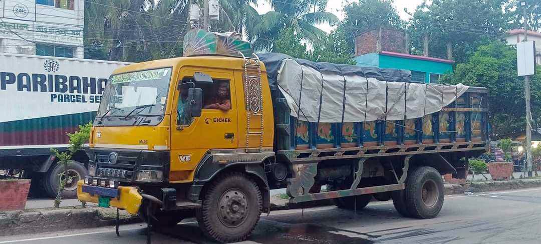 ভারতে প্রবেশের অপেক্ষায় বেনাপোল বন্দরে ২ ট্রাক ইলিশ