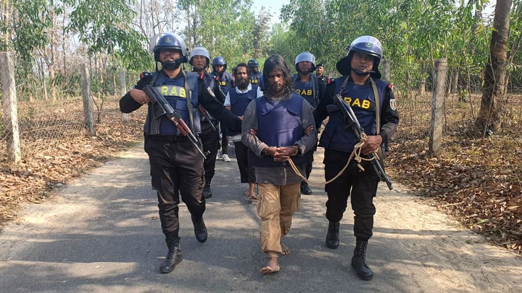 ‘পাহাড়ে পালিয়ে জঙ্গিরা র‍্যাবকে লক্ষ্য করে গুলি ছোড়ে’