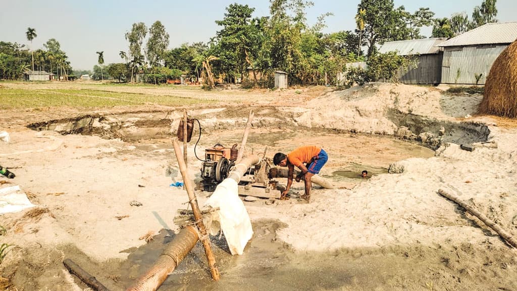 তীর রক্ষা বাঁধের কাছে  বালু উত্তোলন, ঝুঁকি