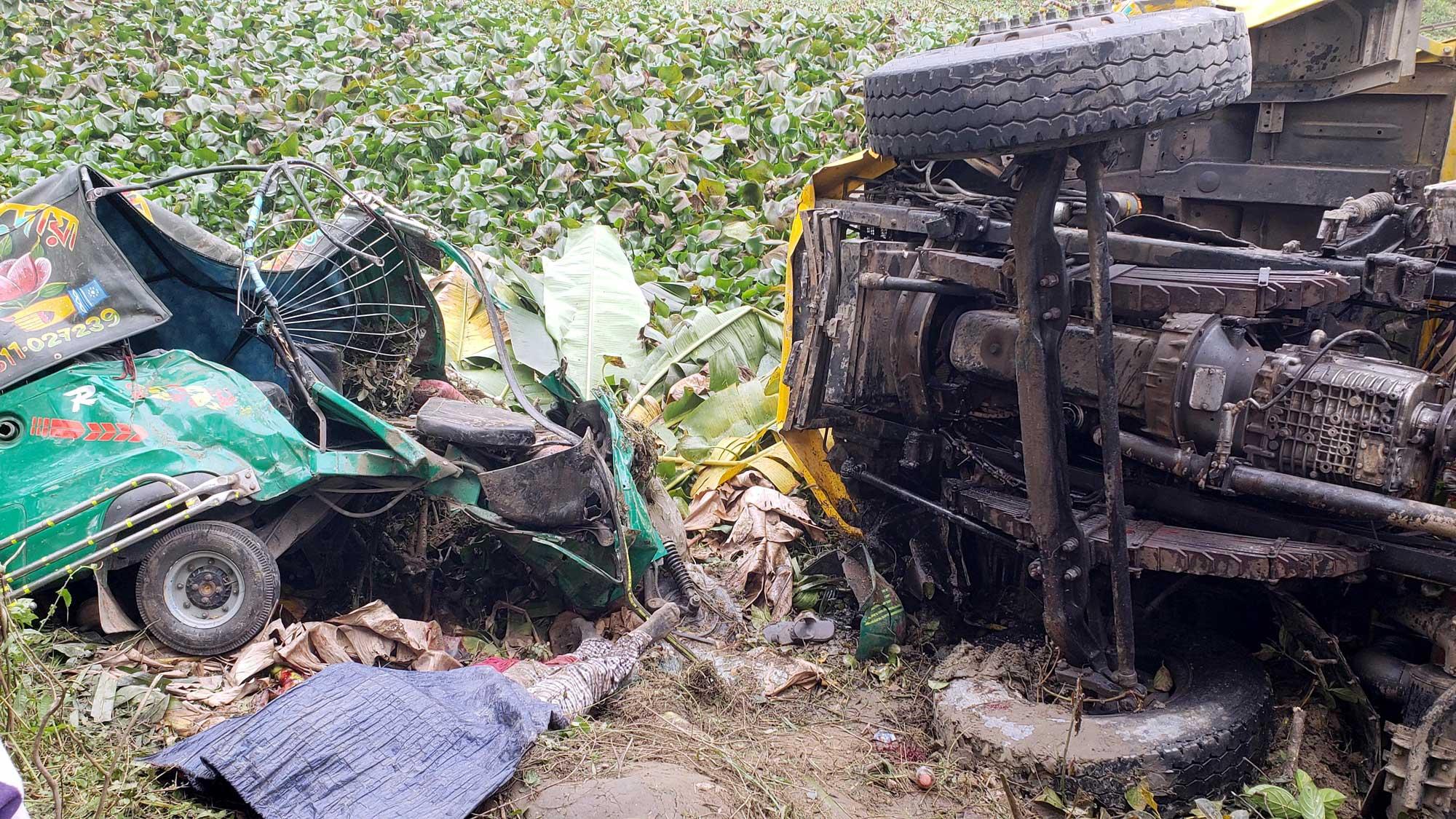 কসবায় ট্রাক-অটোরিকশার মুখোমুখি সংঘর্ষে দুজনের মৃত্যু, আহত ৪ 