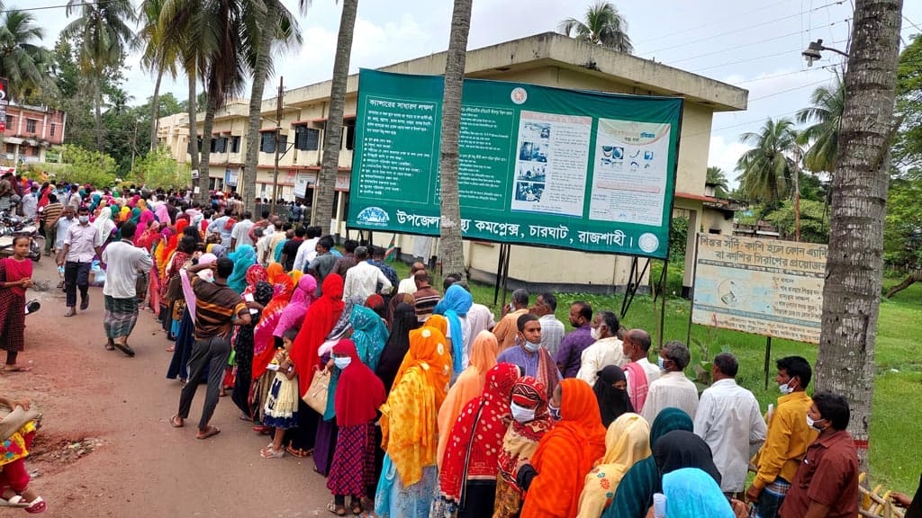 টিকা নিতে স্বাস্থ্য কমপ্লেক্সে হট্টগোল, ভোগান্তিতে অন্য রোগীরা