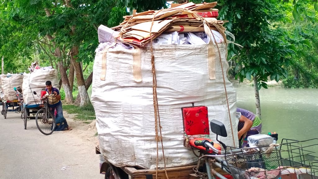 কাউখালীতে সরকারি বইসহ ৫টি ভ্যানগাড়ি জব্দ