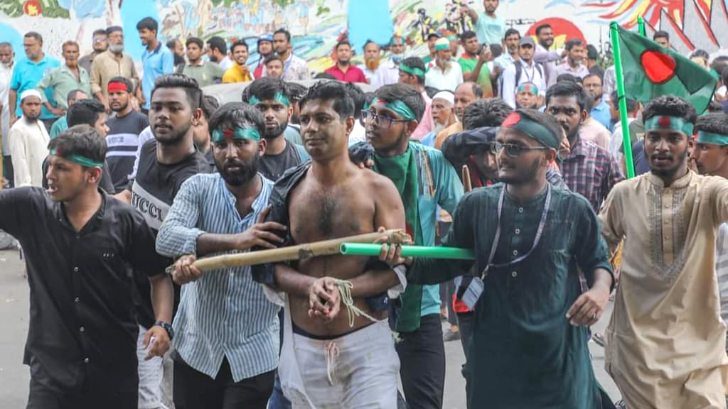 ধানমন্ডি ৩২ নম্বরে লাঠিসোঁটা নিয়ে অবস্থান, শোক পালনে বাধা-মারধর