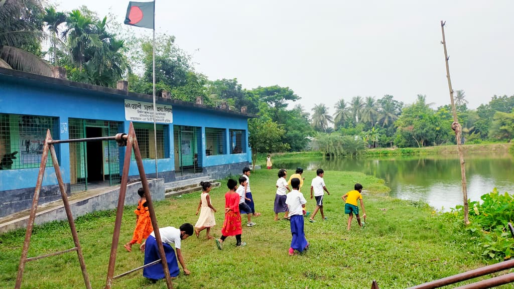 পুকুরে বিলীন স্কুলের জমি